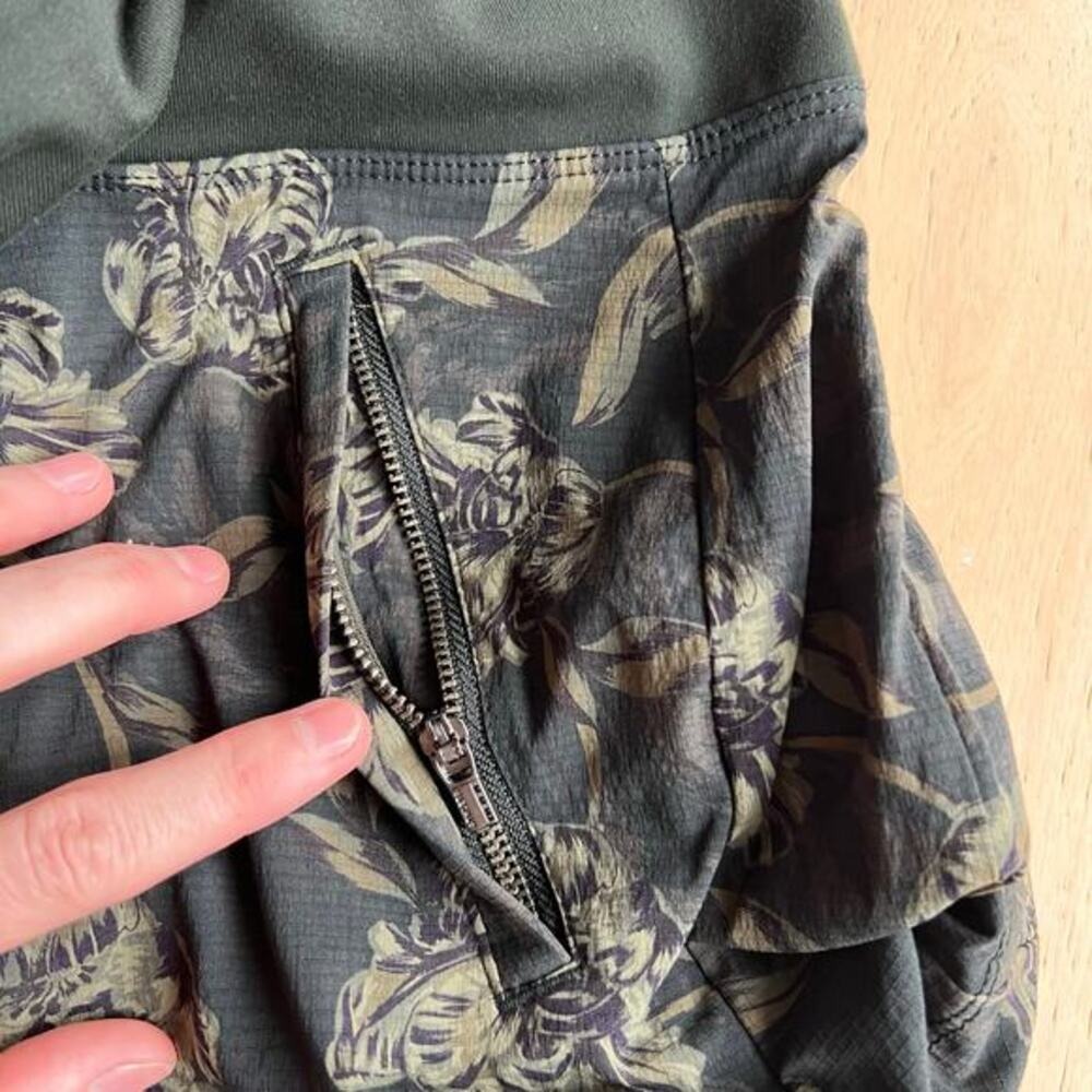 Athleta - Trekkie North Printed Shorts - Green Floral - Zip Pockets - Size - Picture 7 of 9